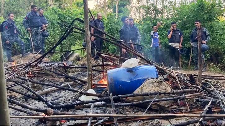 মহেশখালীতে দেশীয় মদ তৈরীর কারখানা ধ্বংস করেছে বাংলাদেশ নৌবাহিনী