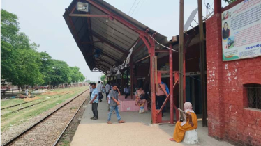 খোকসা রেলওয়ে স্টেশনে  ভোগান্তিতে যাত্রীরা