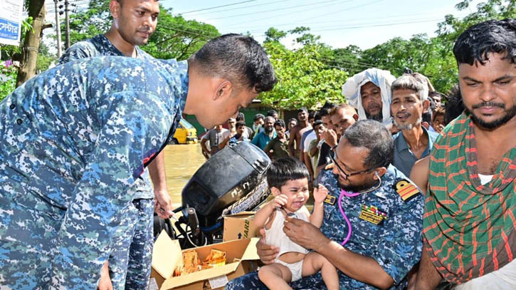 বন্যাকবলিত এলাকা থেকে বাংলাদেশ বিমান বাহিনীর উদ্ধার অভিযানে ৫ জনকে হেলিকপ্টারযোগে নিরাপদে স্থানান্তর