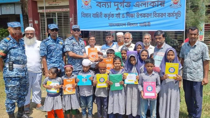 বাংলাদেশ বিমান বাহিনী কর্তৃক বন্যাকবলিত ফেনীতে বিনামূল্যে পাঠ্যপুস্তক ও পানির পাম্প বিতরণ