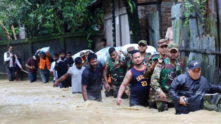 খাগড়াছড়িতে বন্যা কবলিত অসহায় মানুষের পাশে বাংলাদেশ সেনাবাহিনী