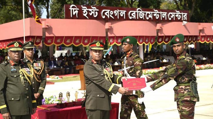 বেঙ্গল রেজিমেন্টের রিক্রুট ব্যাচ-২০২৪ এর সেনাবাহিনী প্রধান কুচকাওয়াজ অনুষ্ঠিত