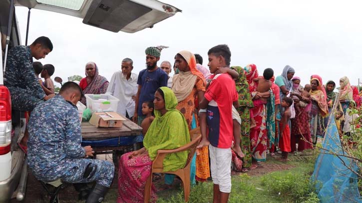 বন্যা কবলিত এলাকায় ফিল্ড ও ভ্রাম্যমাণ হাসপাতালের মাধ্যমে নৌবাহিনীর চিকিৎসা সেবা প্রদান